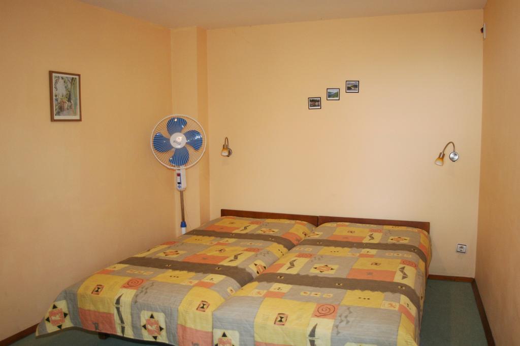 Regina'S Guesthouse 발치크 객실 사진
