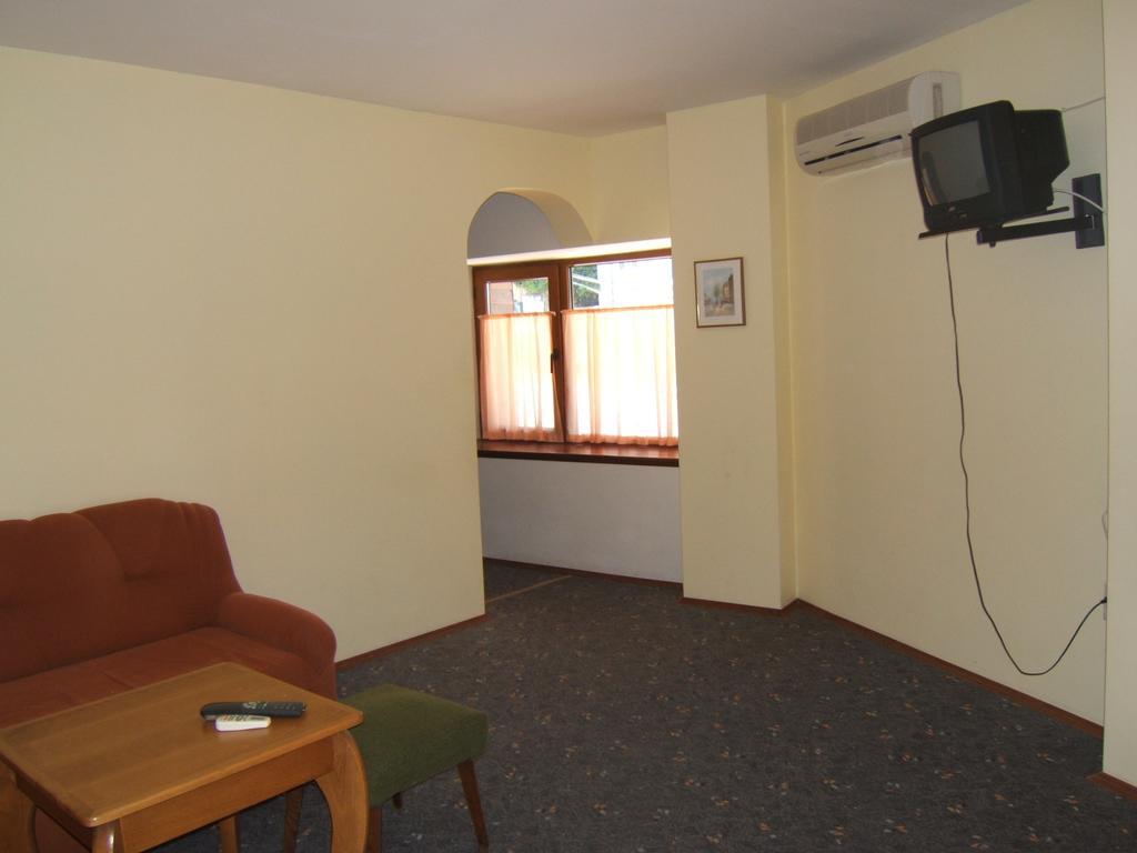 Regina'S Guesthouse 발치크 객실 사진
